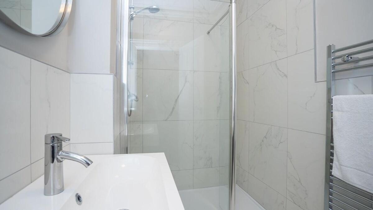 Queens Large 2 Bdr & 1 Bdr Apartments By Belfast City Breaks Chambre photo